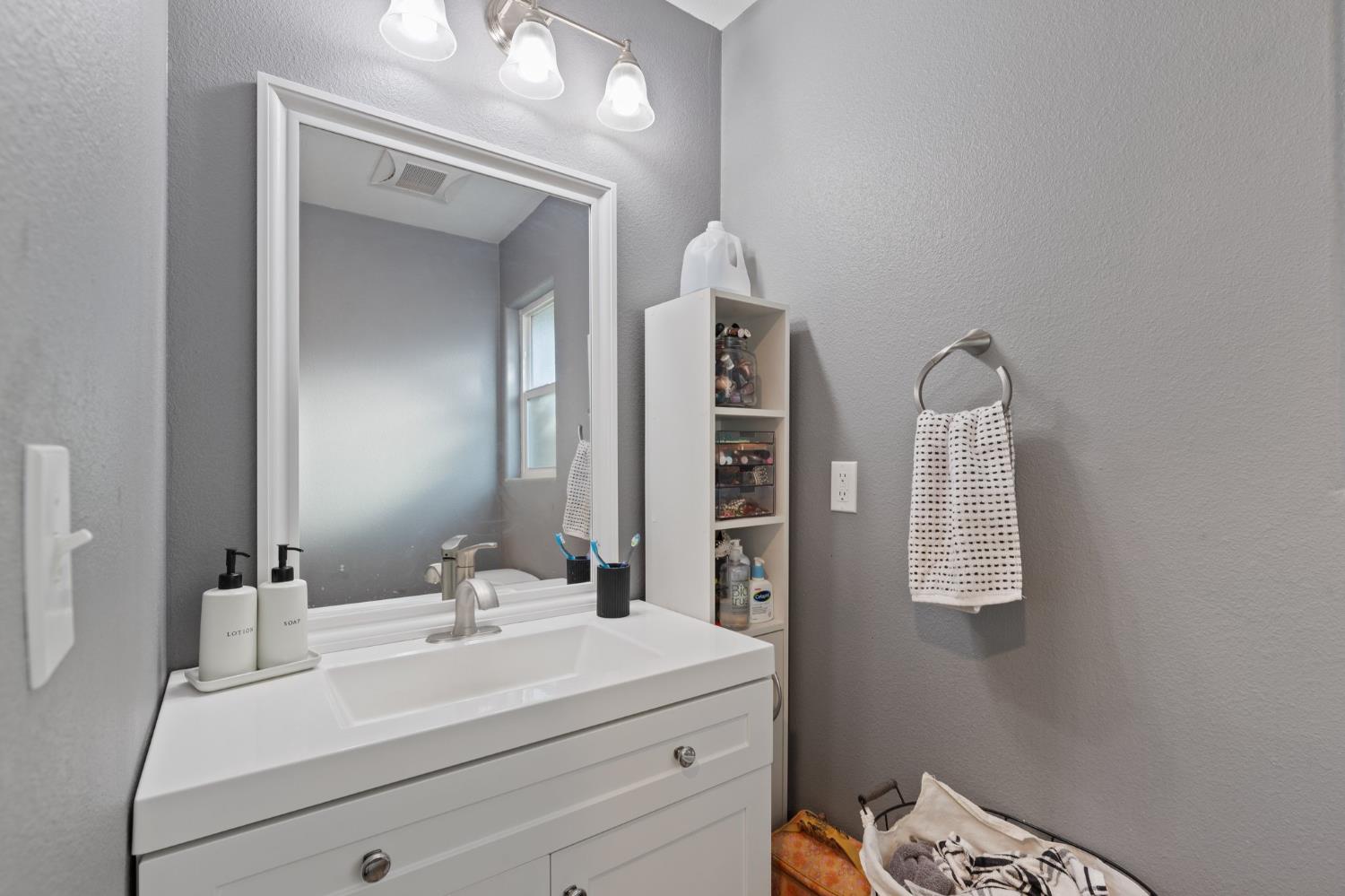 2724 Monocott Dr, Madera, CA 93637