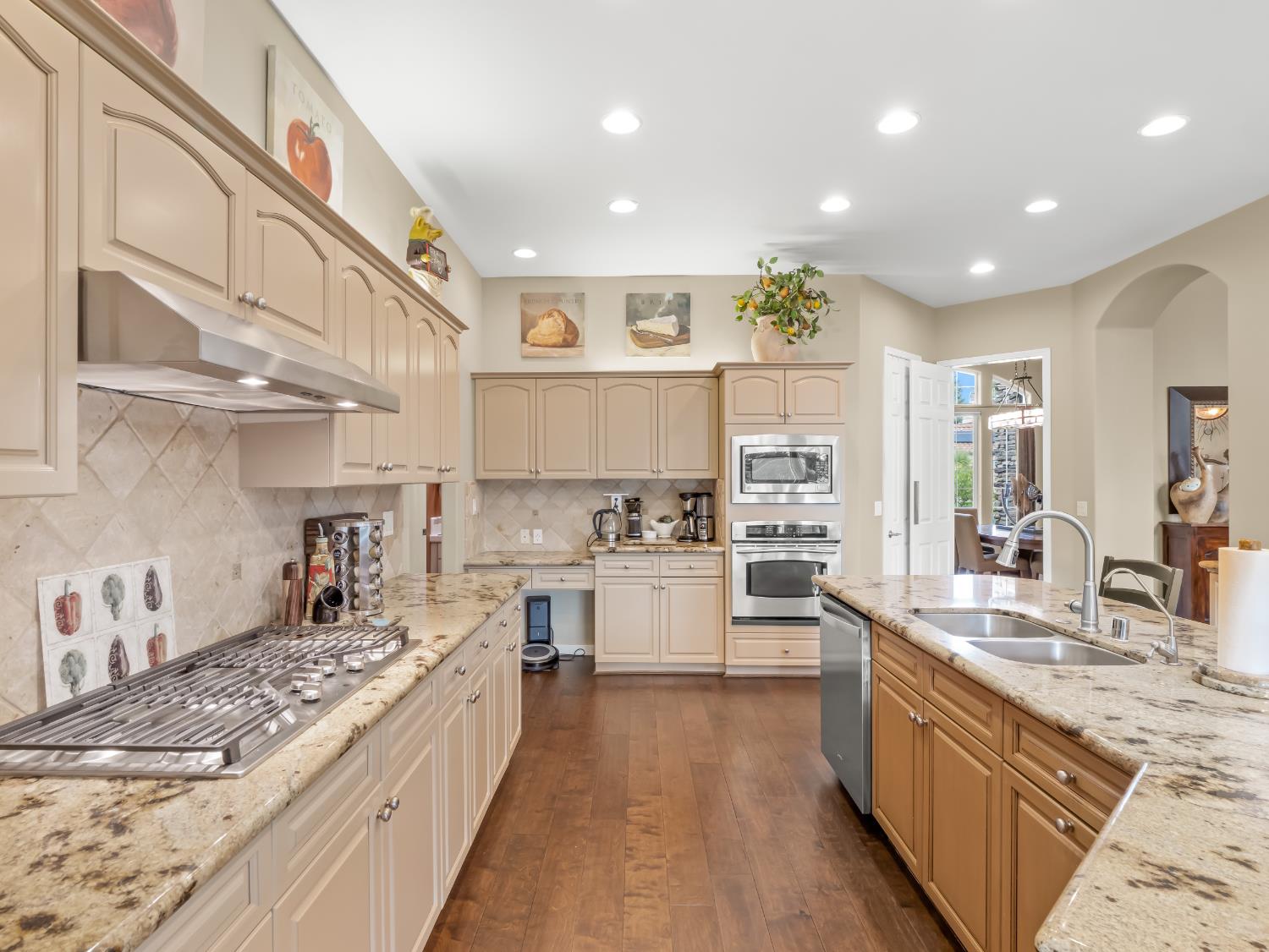 156 Richmond Ave, Clovis, CA 93619