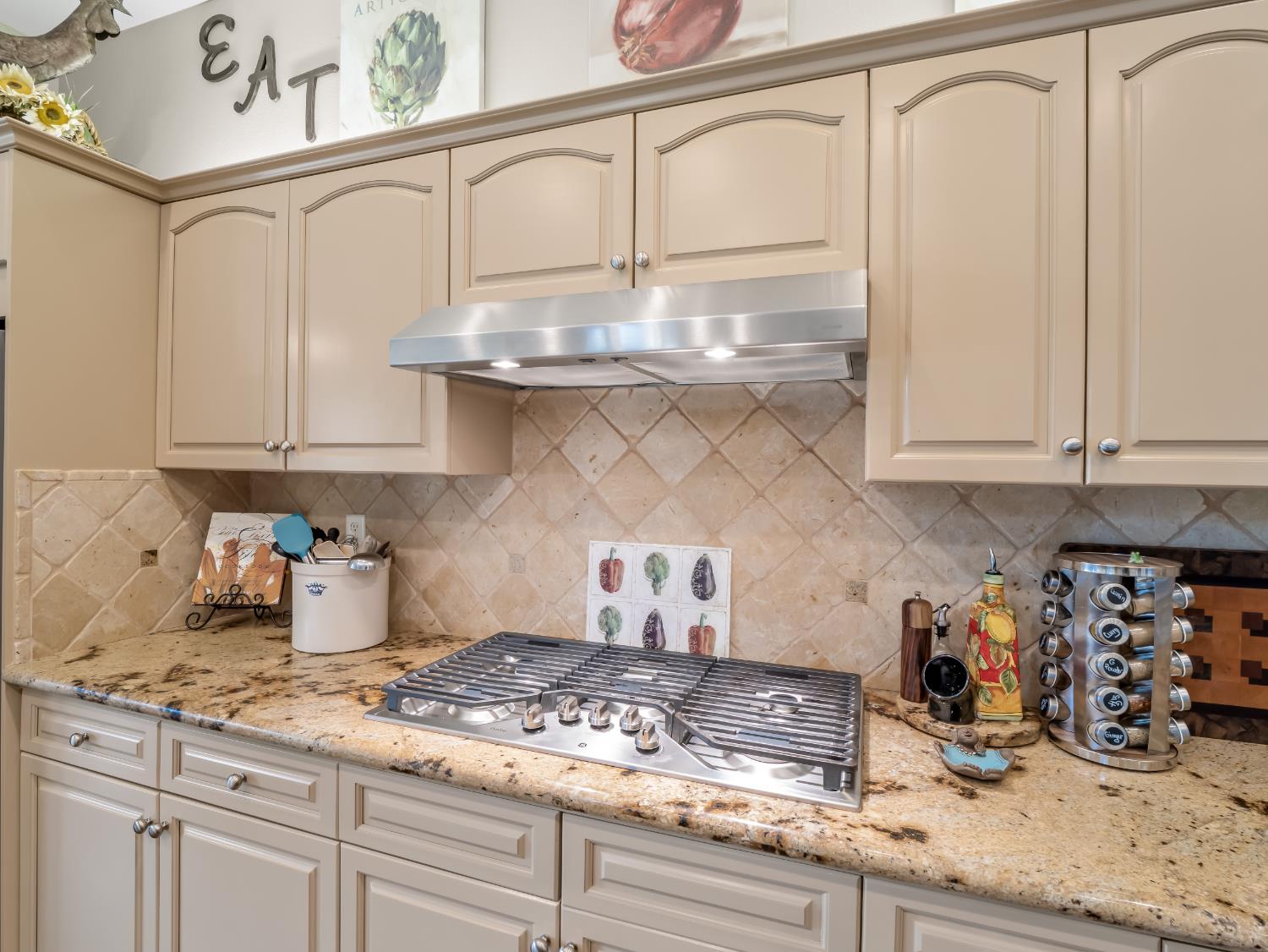 156 Richmond Ave, Clovis, CA 93619