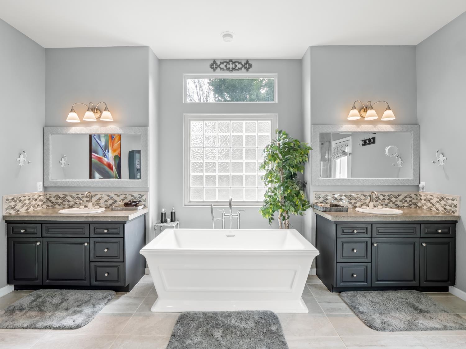 156 Richmond Ave, Clovis, CA 93619