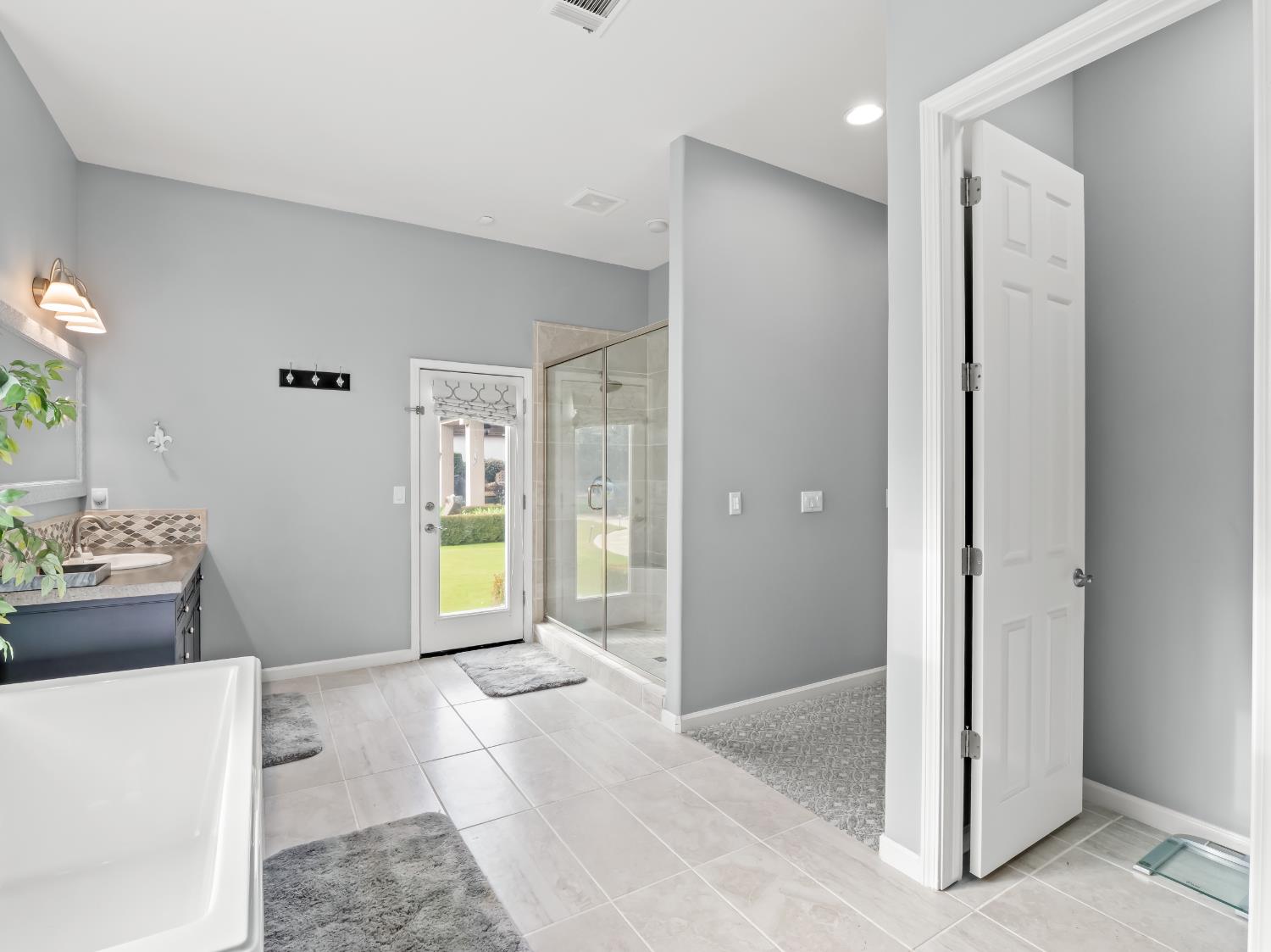 156 Richmond Ave, Clovis, CA 93619