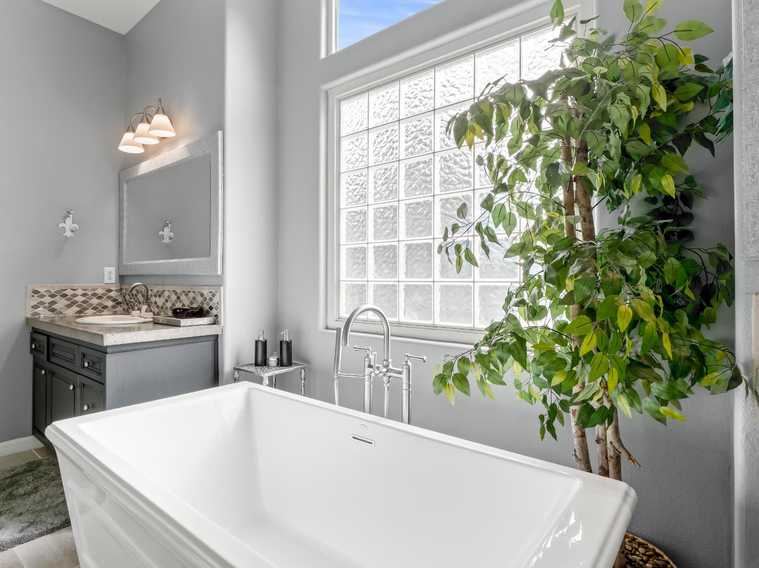 156 Richmond Ave, Clovis, CA 93619