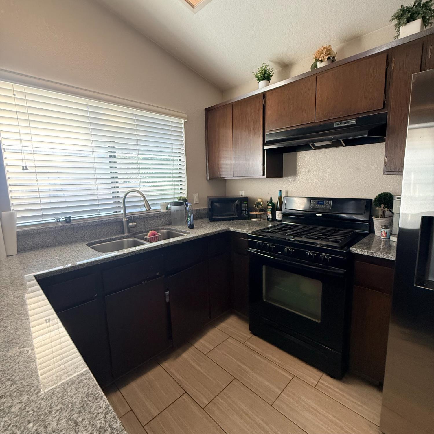 1338 E Castlecrest Ave, Visalia, CA 93292