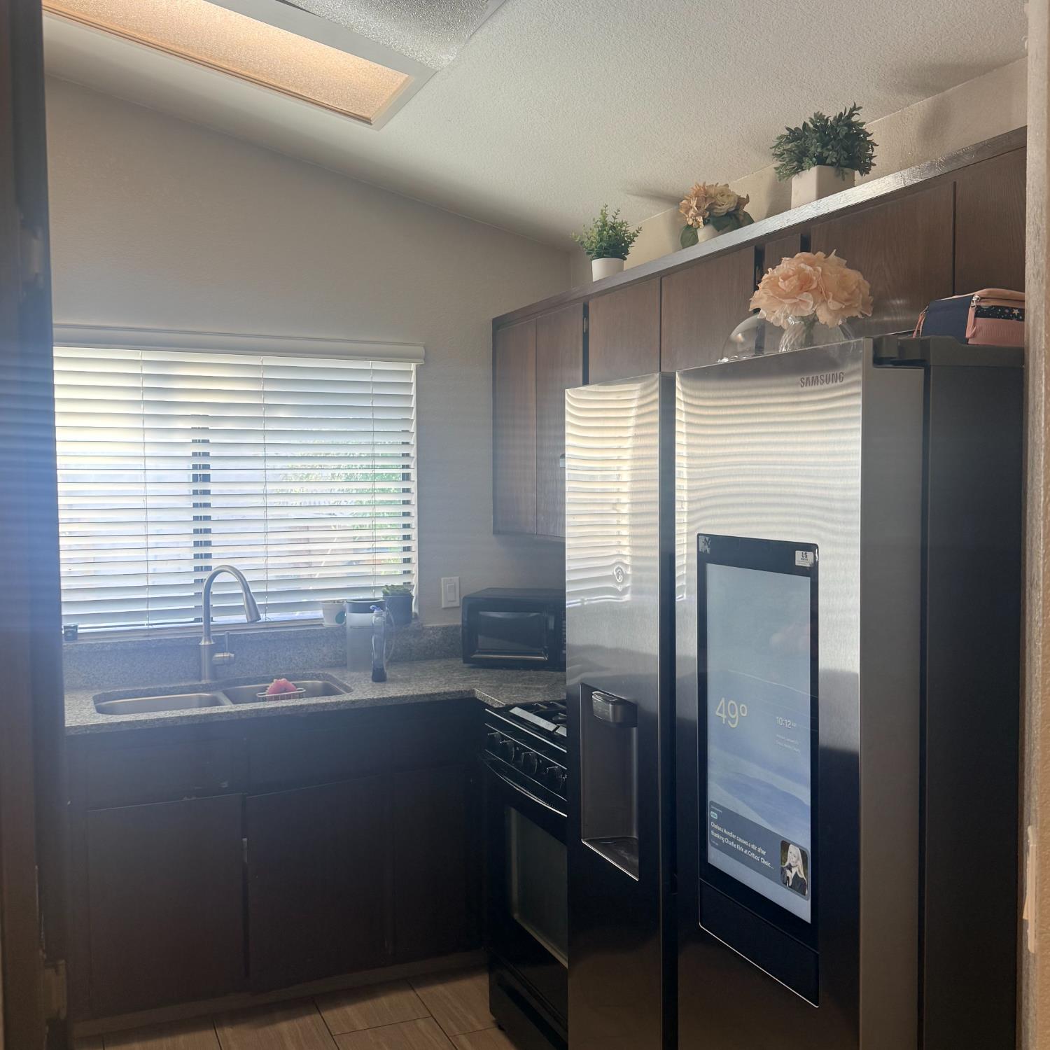 1338 E Castlecrest Ave, Visalia, CA 93292