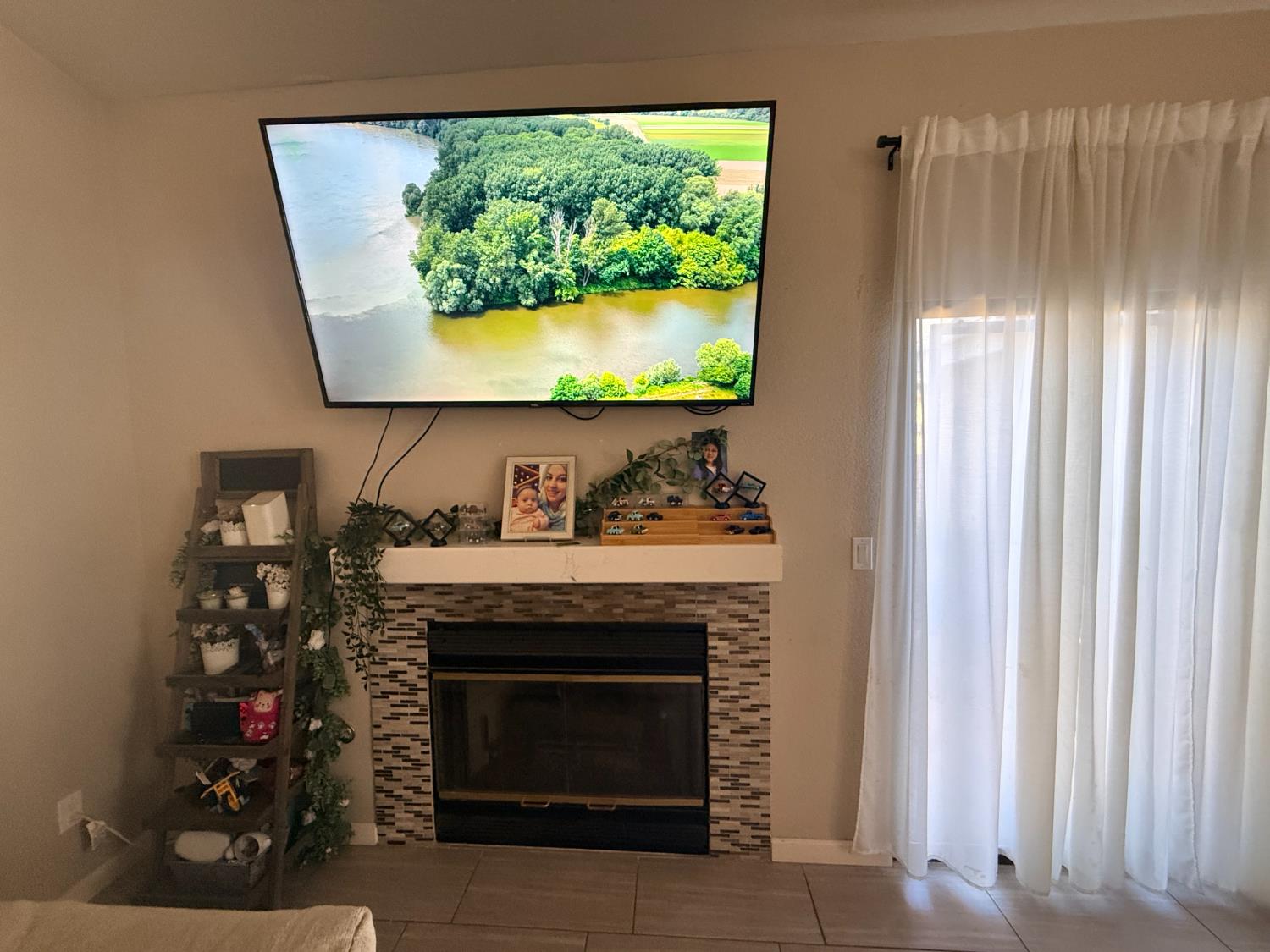 1338 E Castlecrest Ave, Visalia, CA 93292