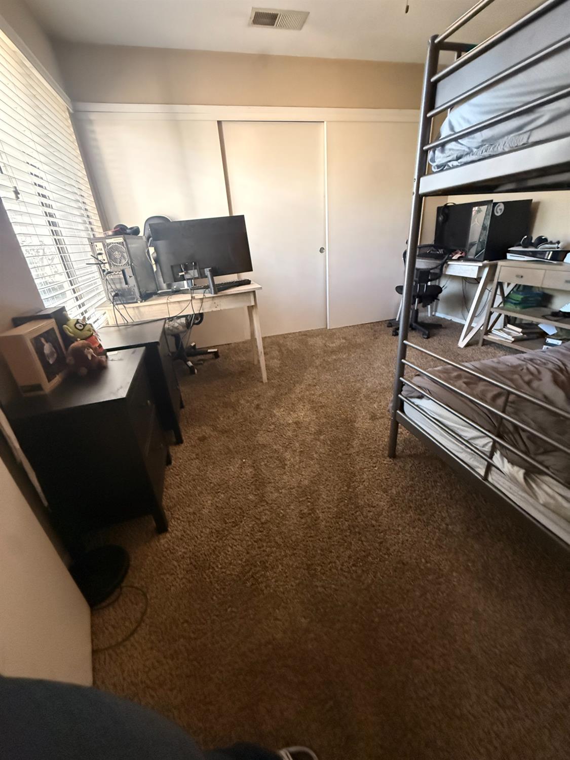 1338 E Castlecrest Ave, Visalia, CA 93292