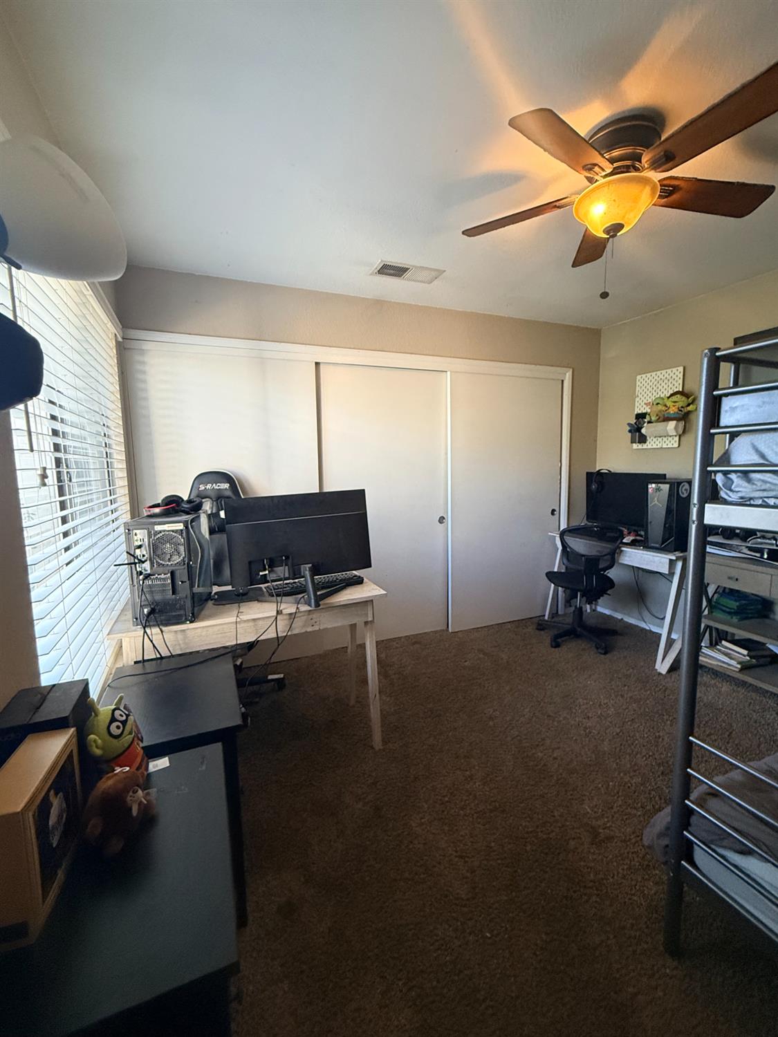 1338 E Castlecrest Ave, Visalia, CA 93292