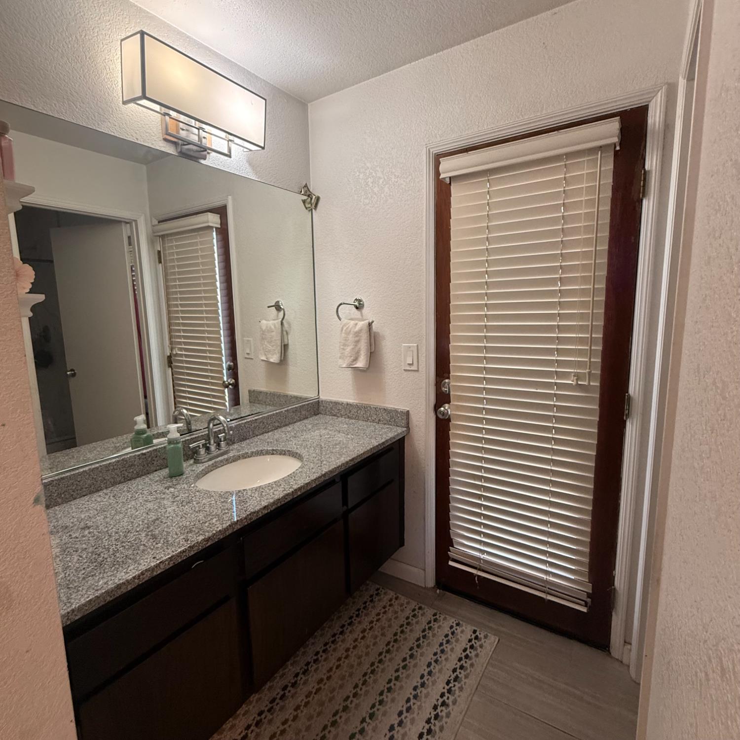 1338 E Castlecrest Ave, Visalia, CA 93292