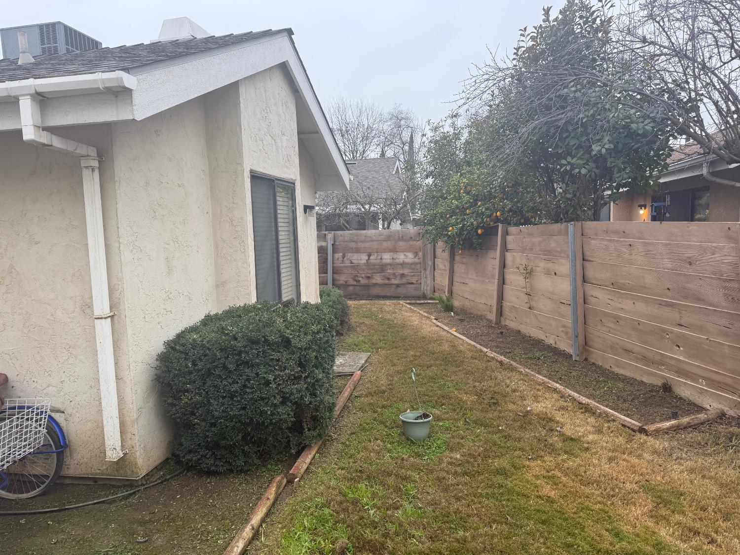 1338 E Castlecrest Ave, Visalia, CA 93292