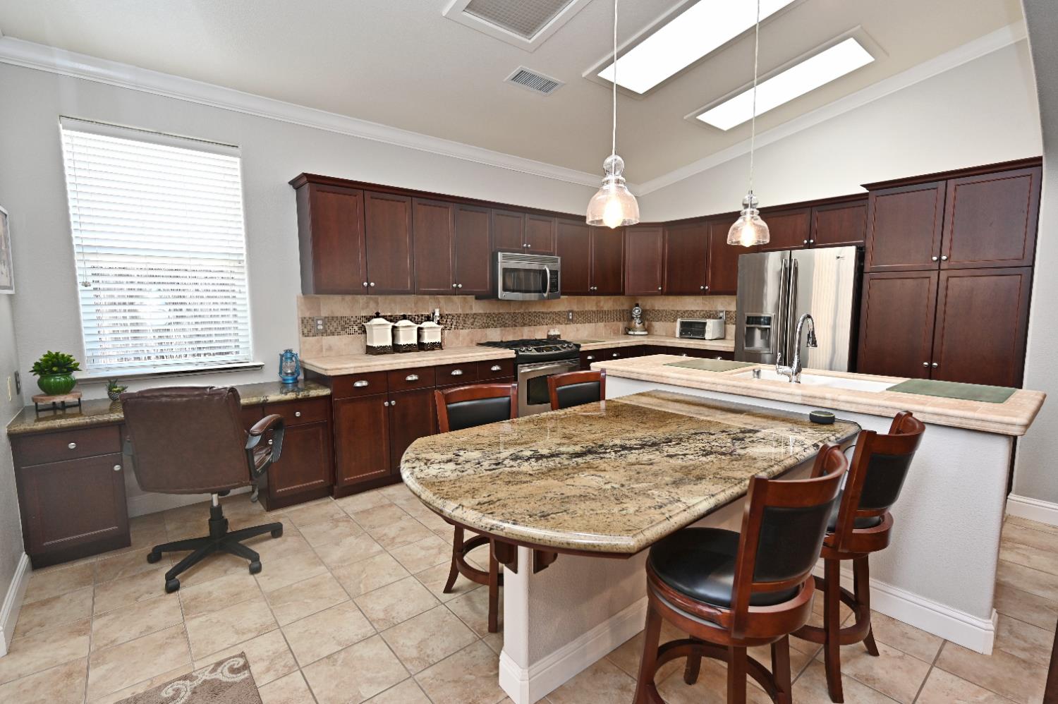 5553 N Plum Ln, Fresno, CA 93711