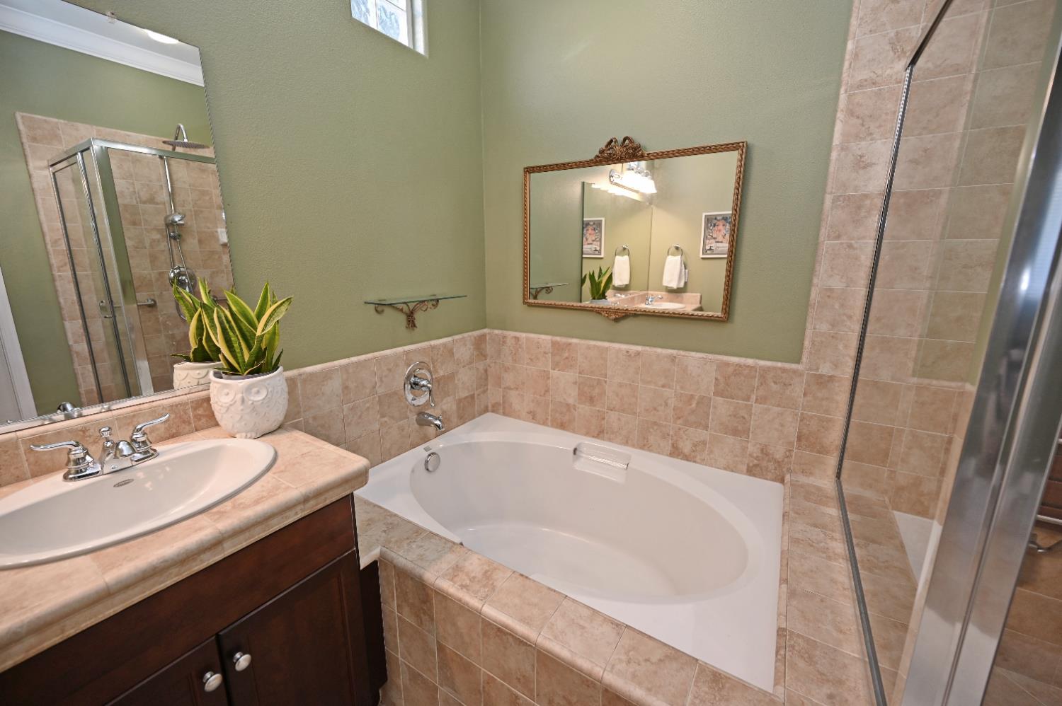 5553 N Plum Ln, Fresno, CA 93711