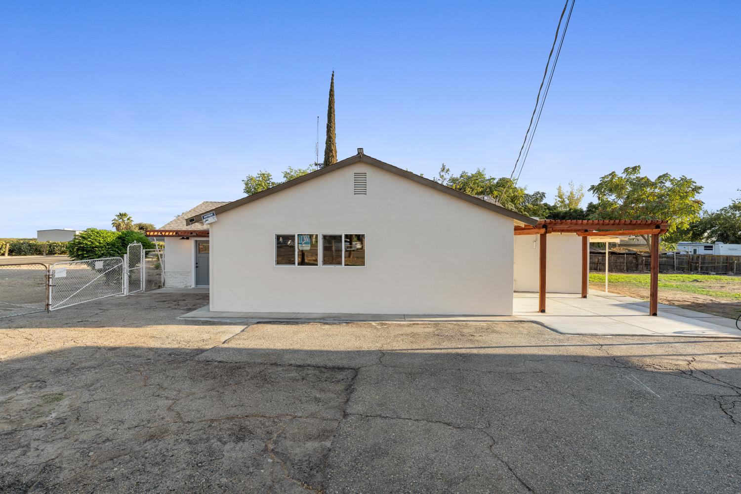 25 W Dinuba Ave, Fresno, CA 93706