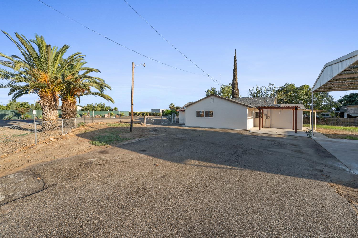 25 W Dinuba Ave, Fresno, CA 93706