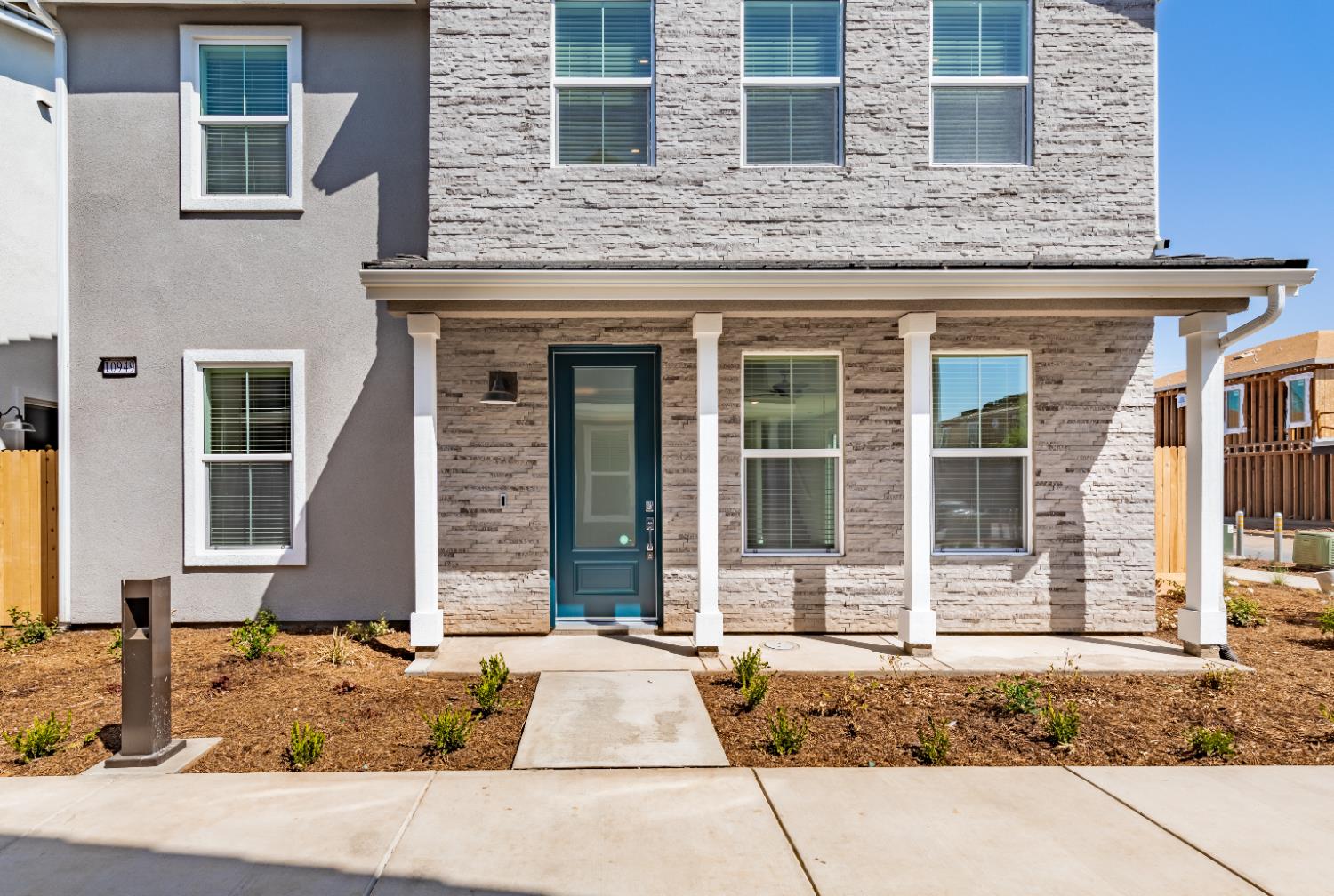 10949 N Honeysuckle Dr, Fresno, CA 93730