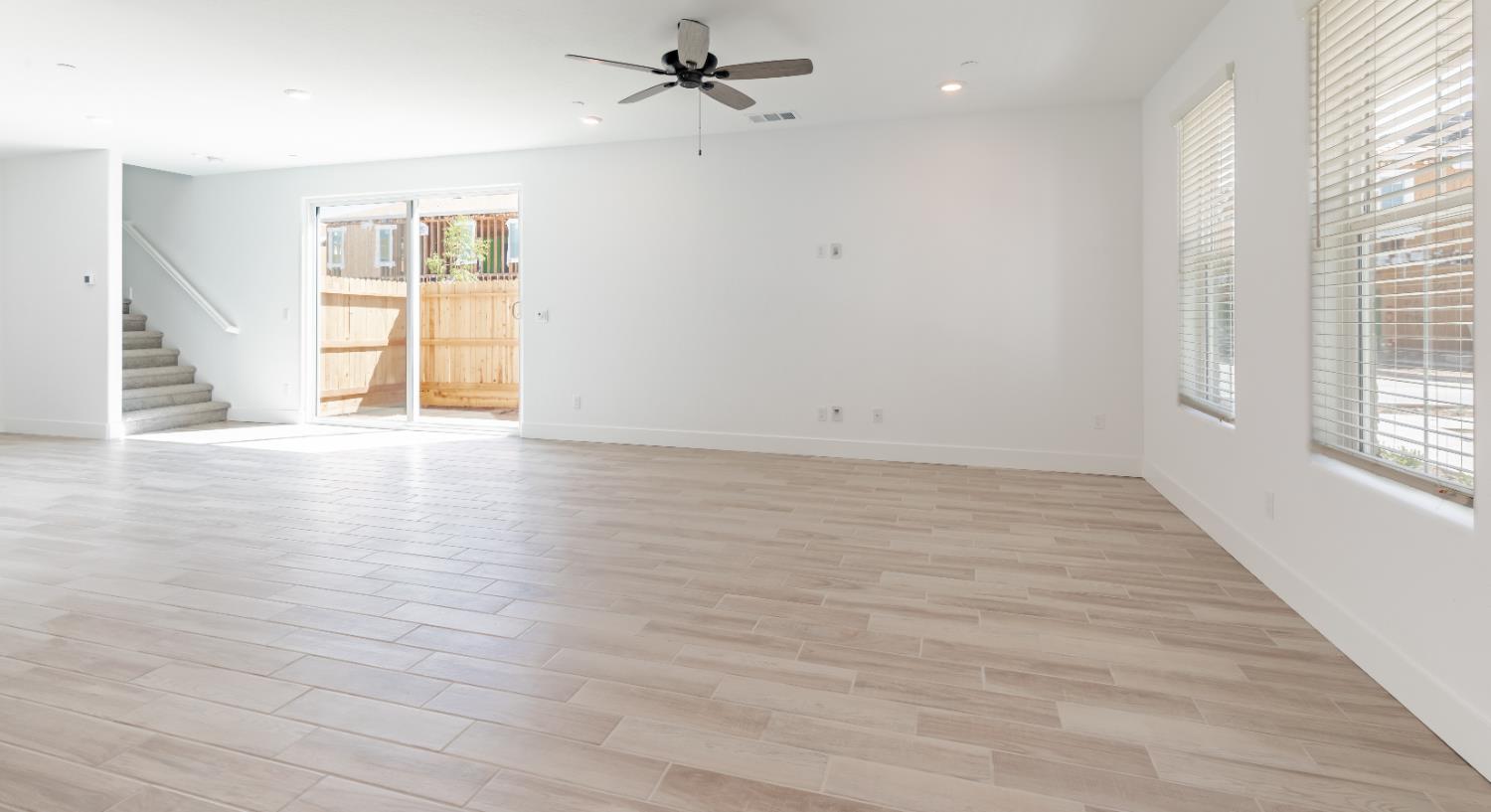 10949 N Honeysuckle Dr, Fresno, CA 93730