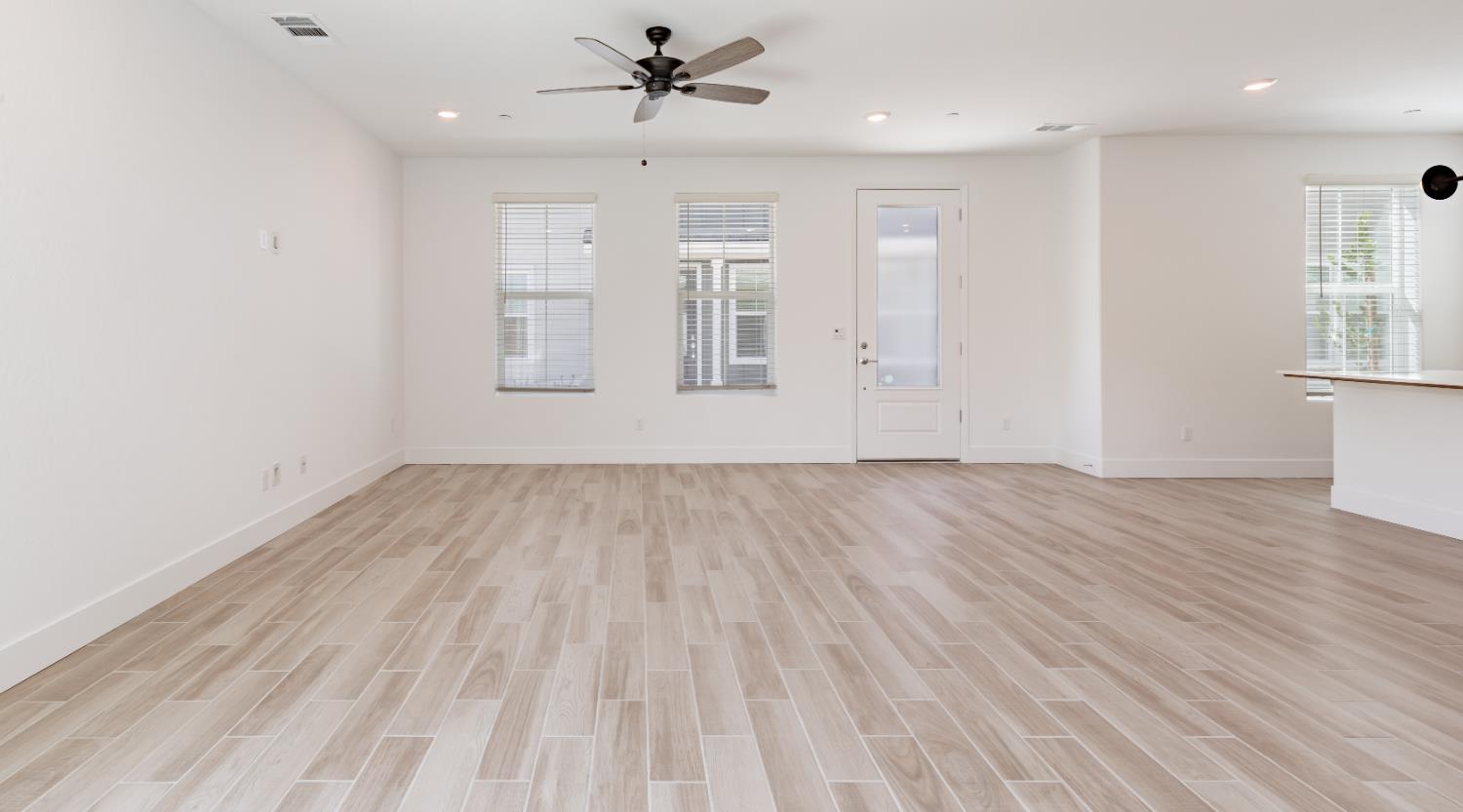 10949 N Honeysuckle Dr, Fresno, CA 93730