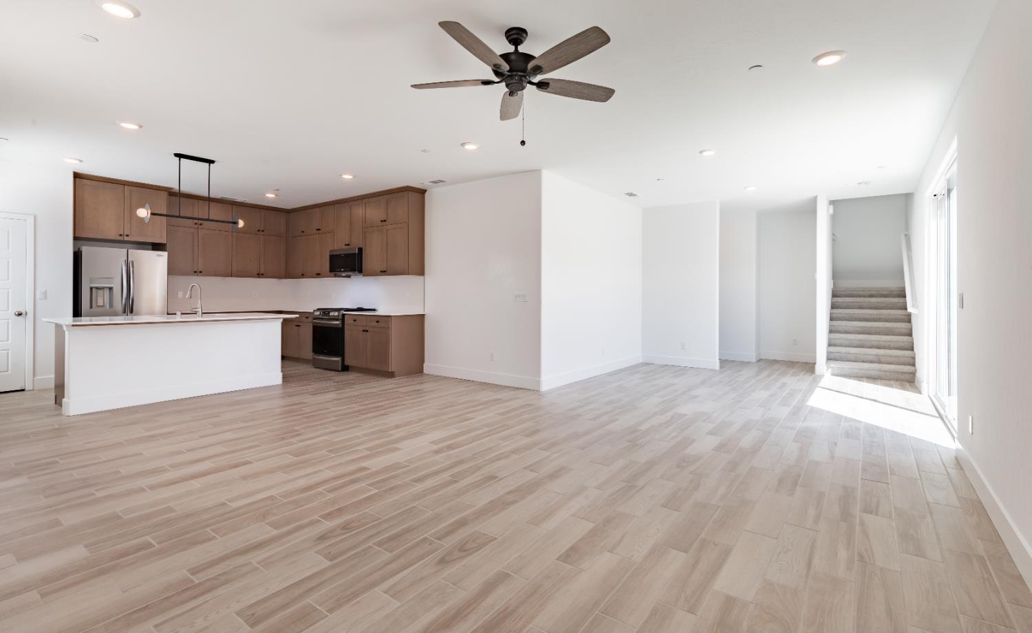 10949 N Honeysuckle Dr, Fresno, CA 93730