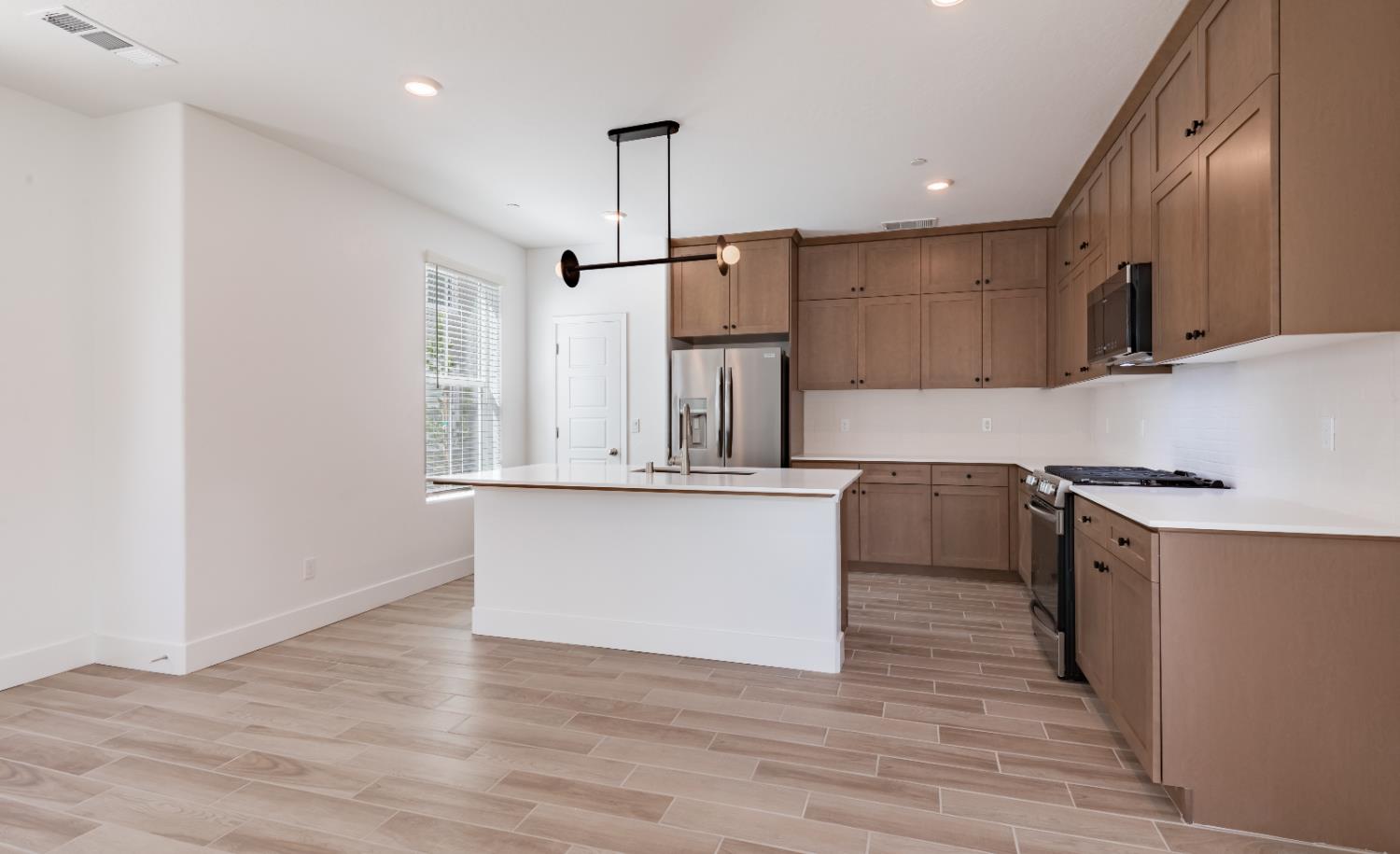 10949 N Honeysuckle Dr, Fresno, CA 93730