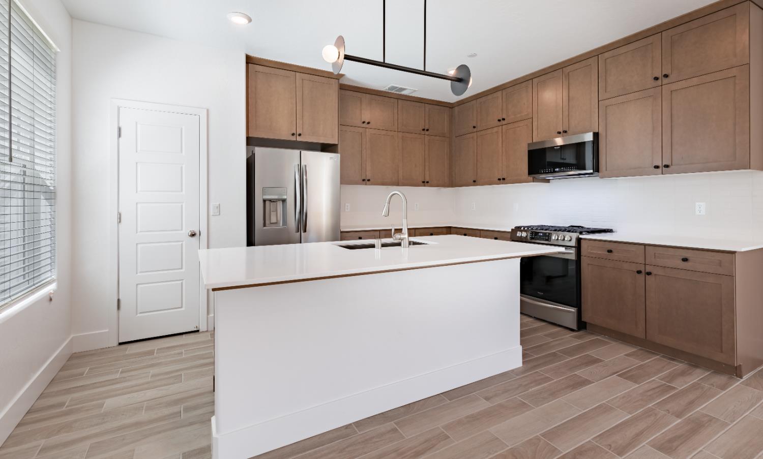 10949 N Honeysuckle Dr, Fresno, CA 93730