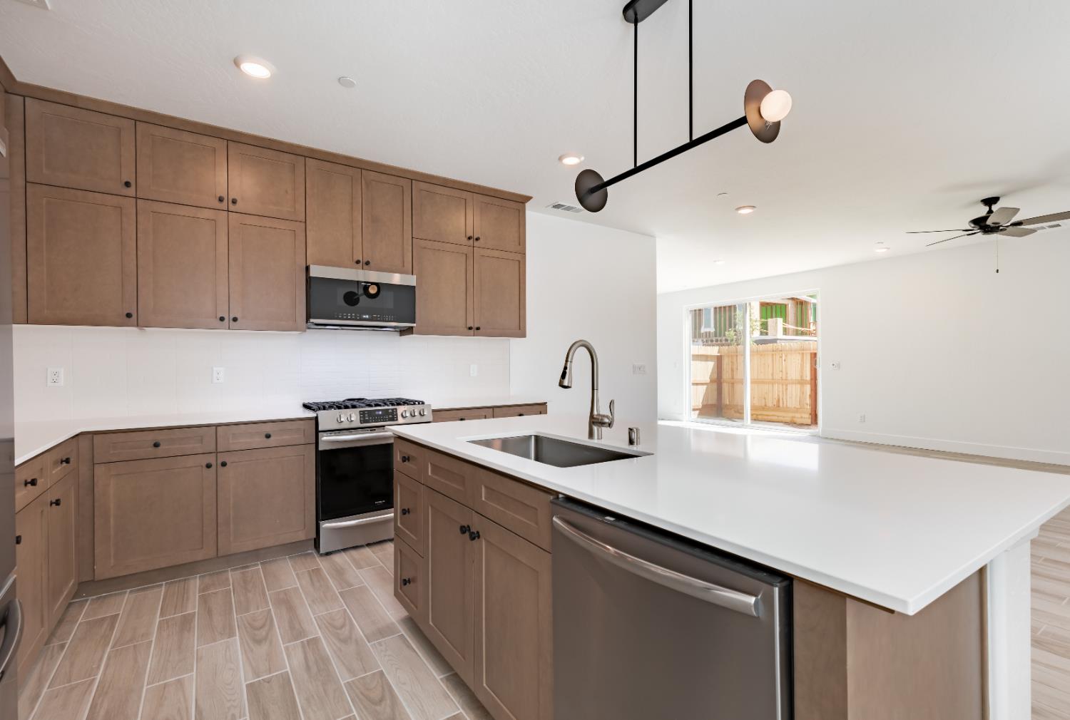 10949 N Honeysuckle Dr, Fresno, CA 93730