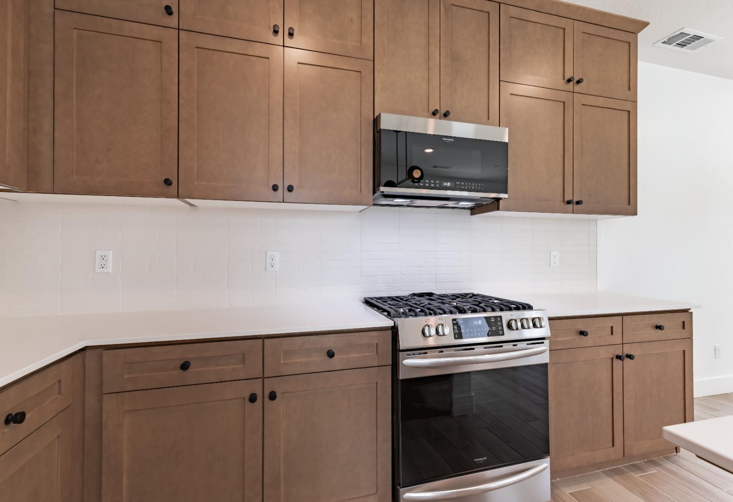 10949 N Honeysuckle Dr, Fresno, CA 93730