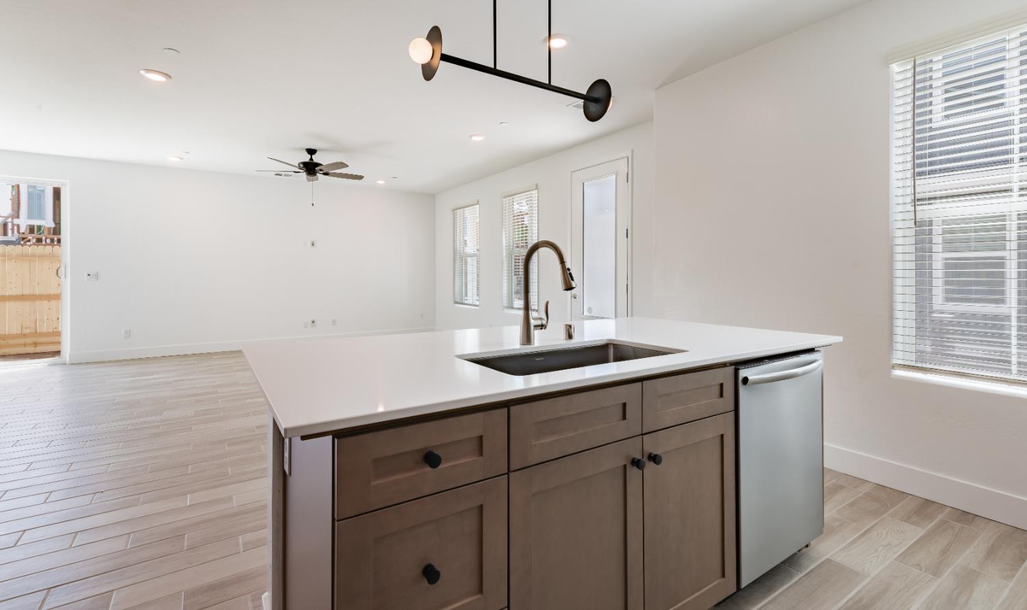 10949 N Honeysuckle Dr, Fresno, CA 93730