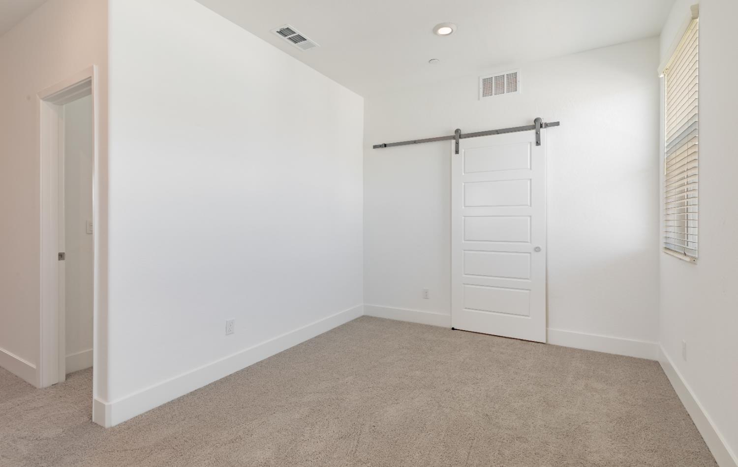 10949 N Honeysuckle Dr, Fresno, CA 93730