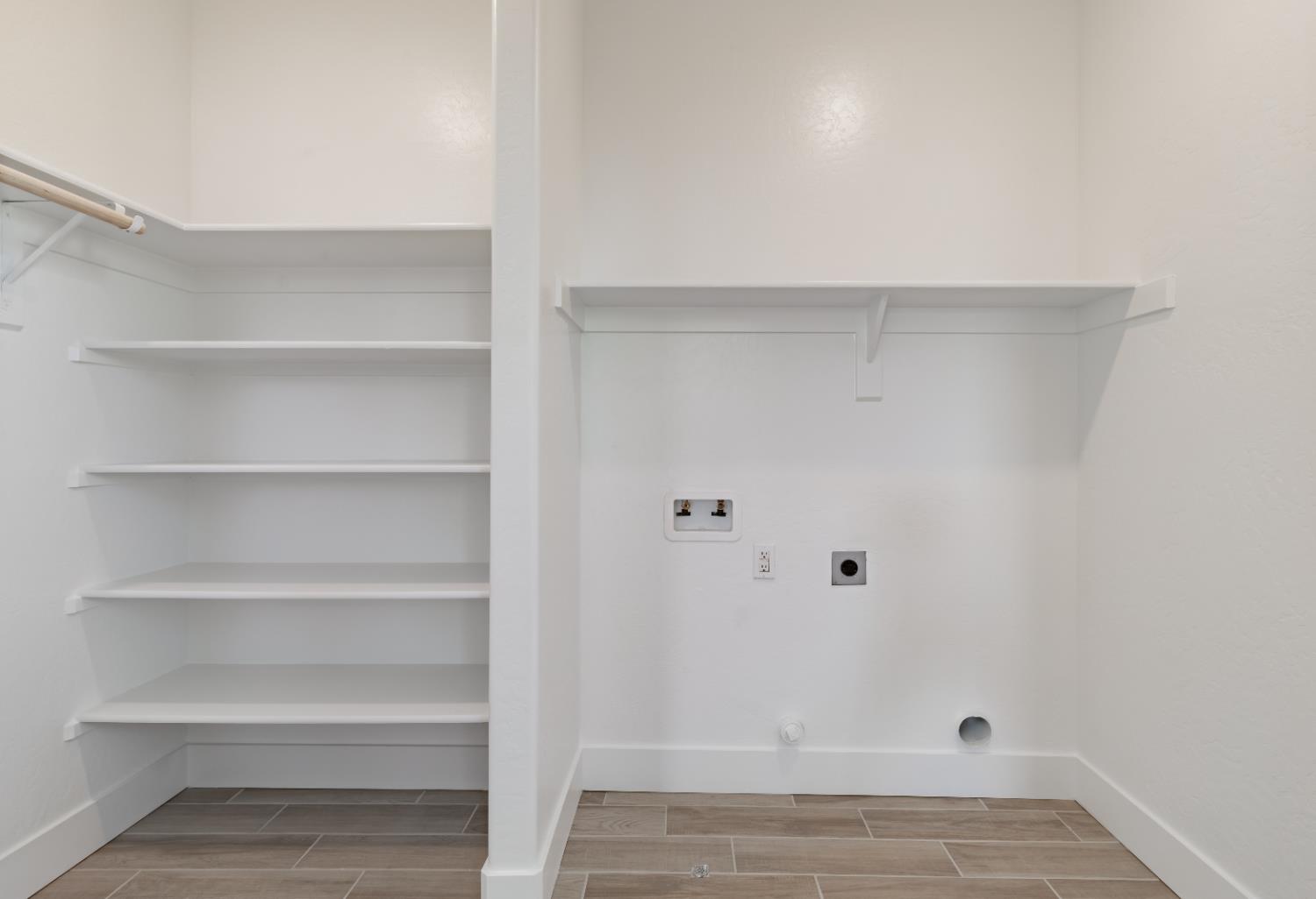 10949 N Honeysuckle Dr, Fresno, CA 93730