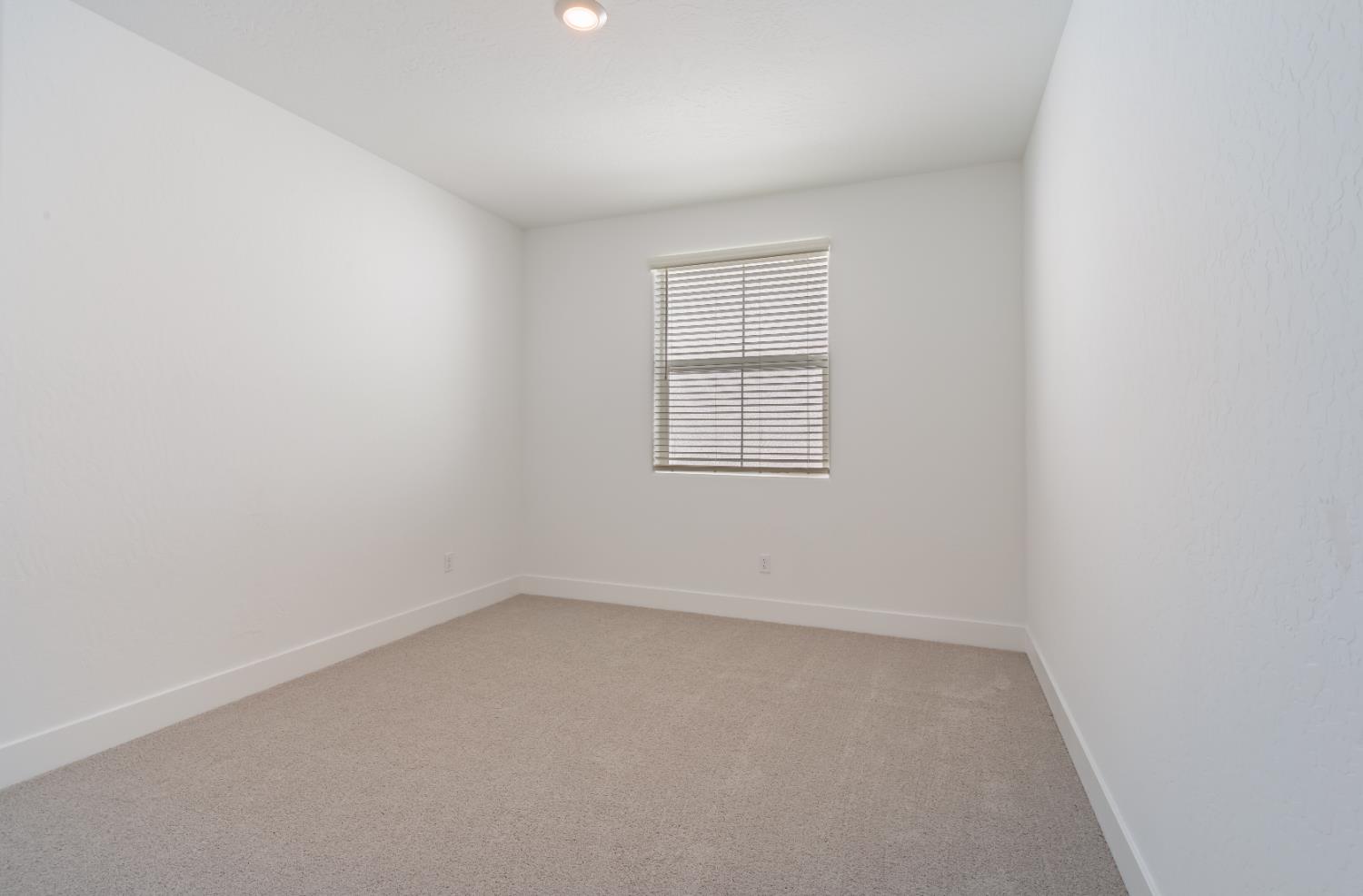 10949 N Honeysuckle Dr, Fresno, CA 93730