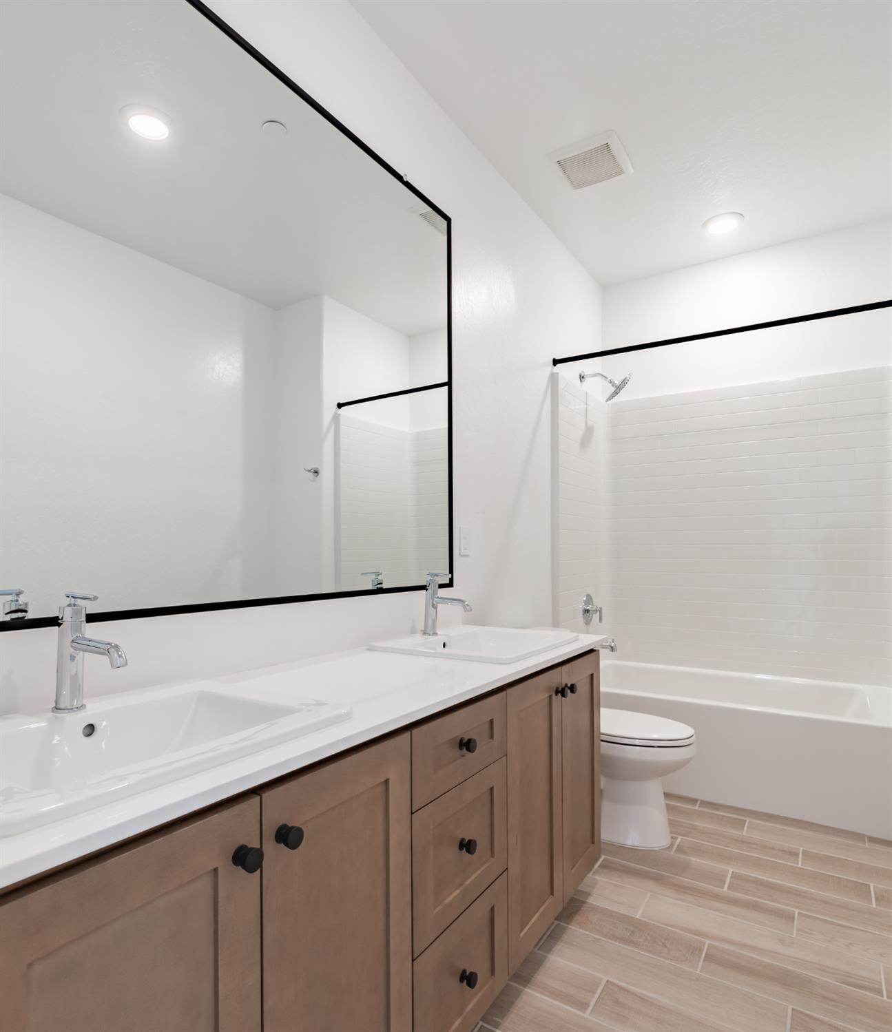 10949 N Honeysuckle Dr, Fresno, CA 93730