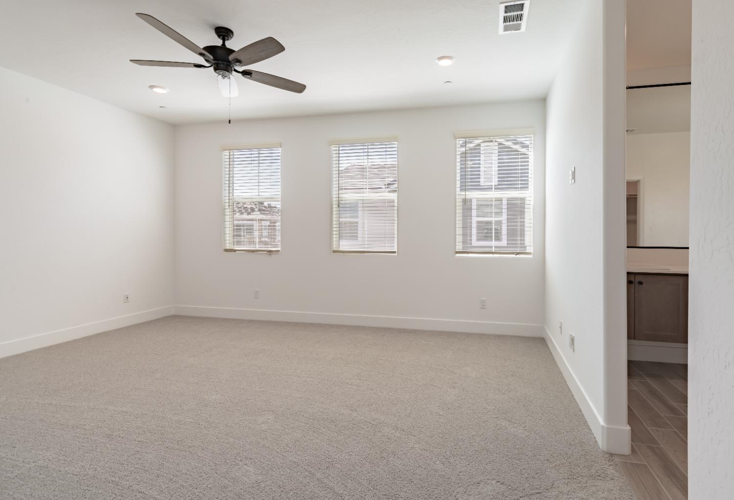 10949 N Honeysuckle Dr, Fresno, CA 93730