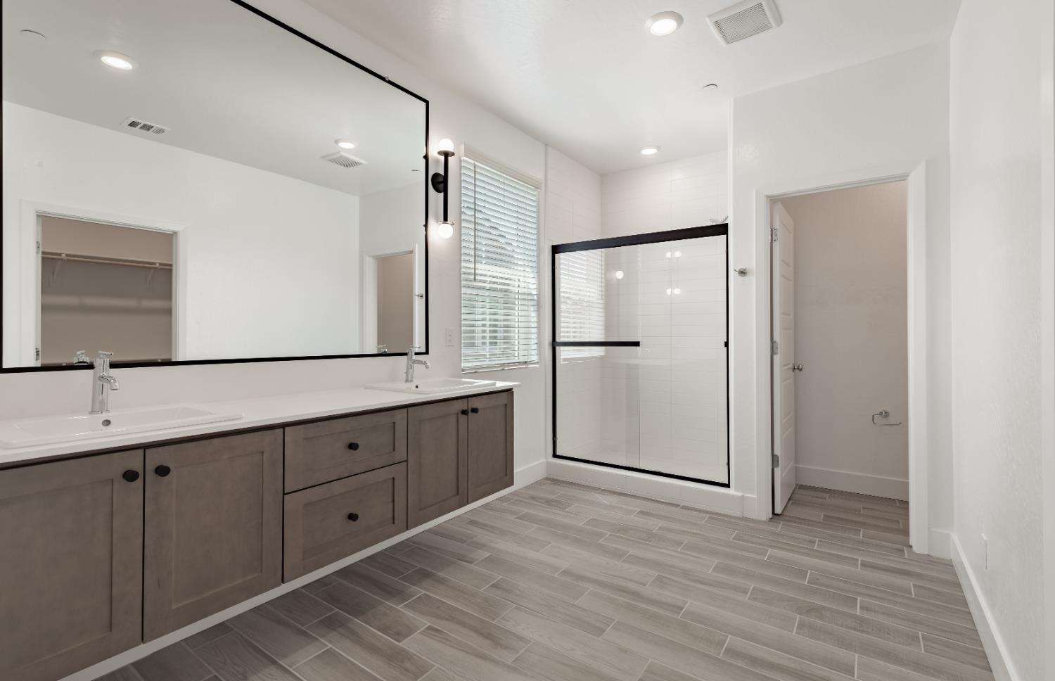 10949 N Honeysuckle Dr, Fresno, CA 93730