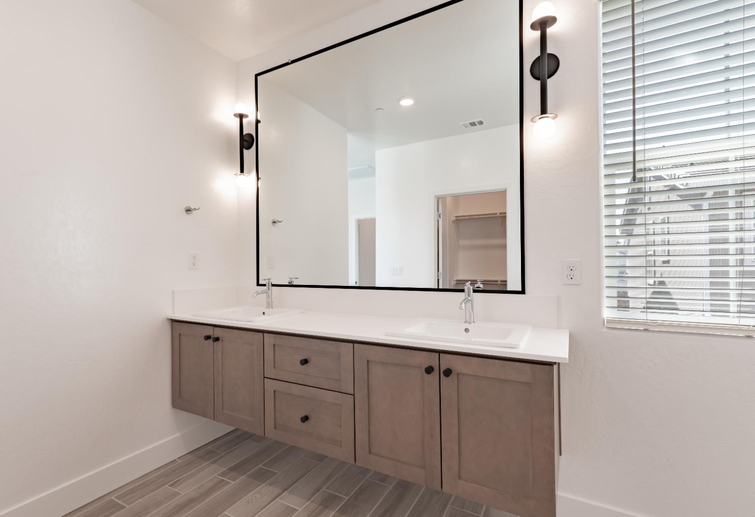 10949 N Honeysuckle Dr, Fresno, CA 93730