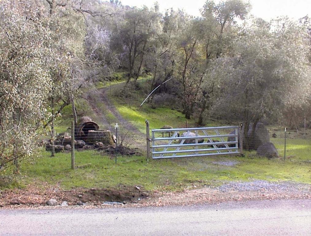 697 Chuckwagon Rd, Yokuts Valley, CA 93675