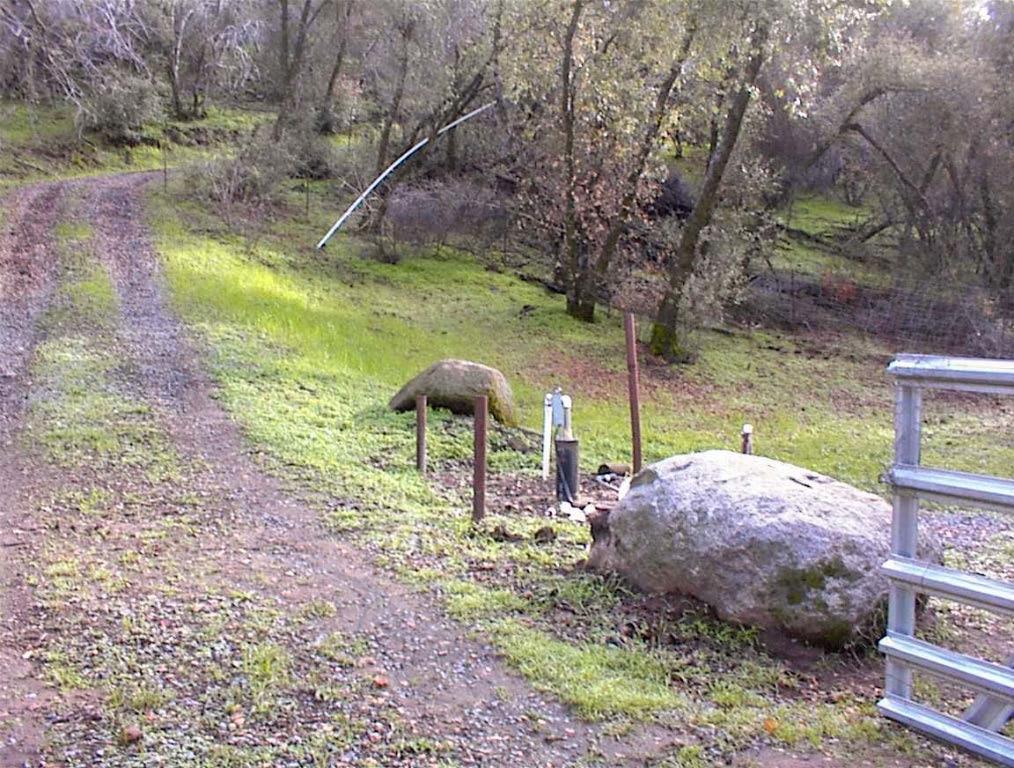 697 Chuckwagon Rd, Yokuts Valley, CA 93675