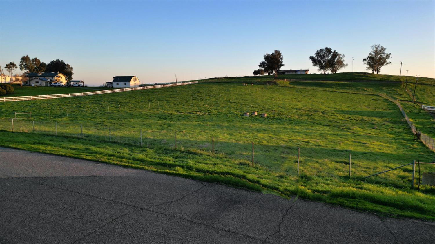 6323 E Appaloosa Ave, Clovis, CA 93636