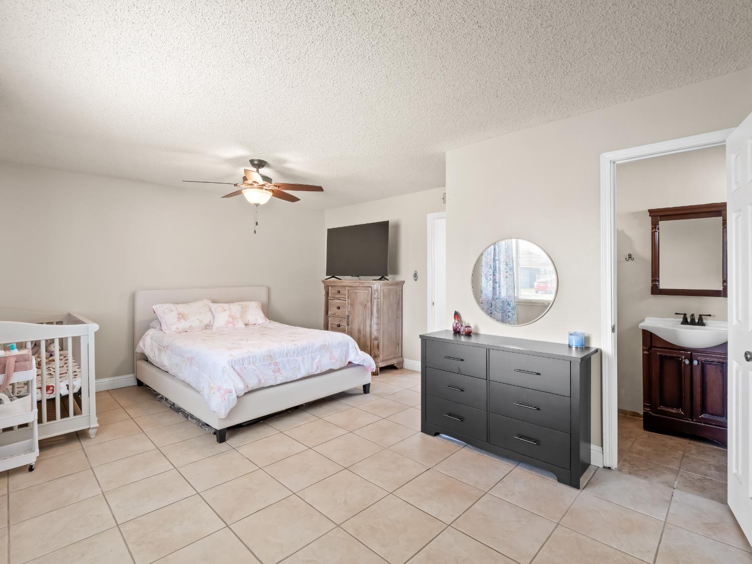 4535 N Laureen Ave, Fresno, CA 93726