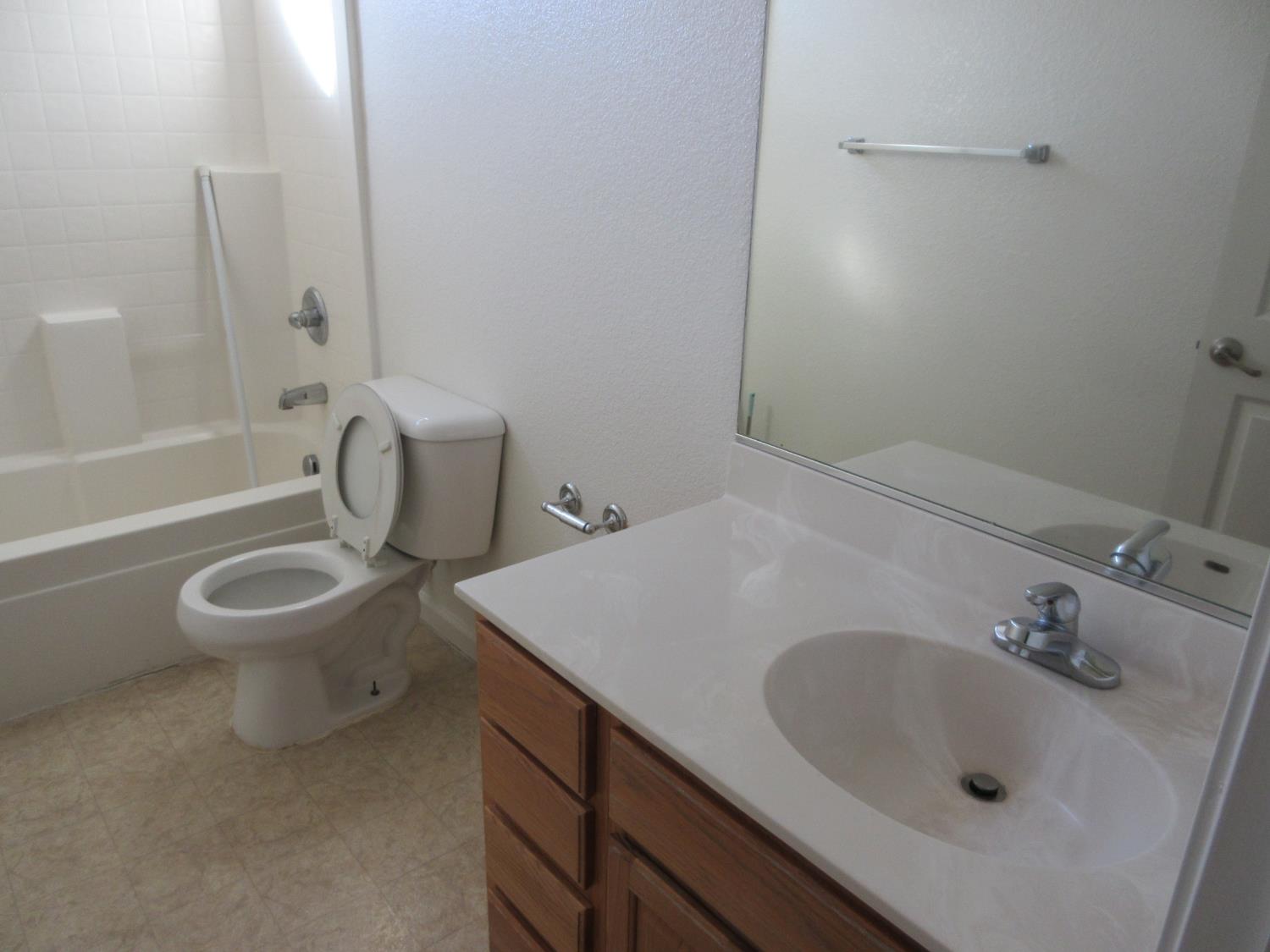 1016 Papaya St, Madera, CA 93638