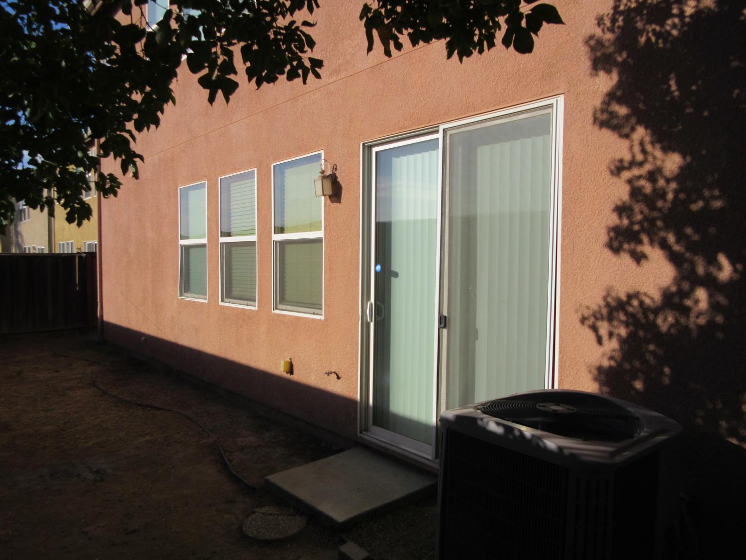 1016 Papaya St, Madera, CA 93638