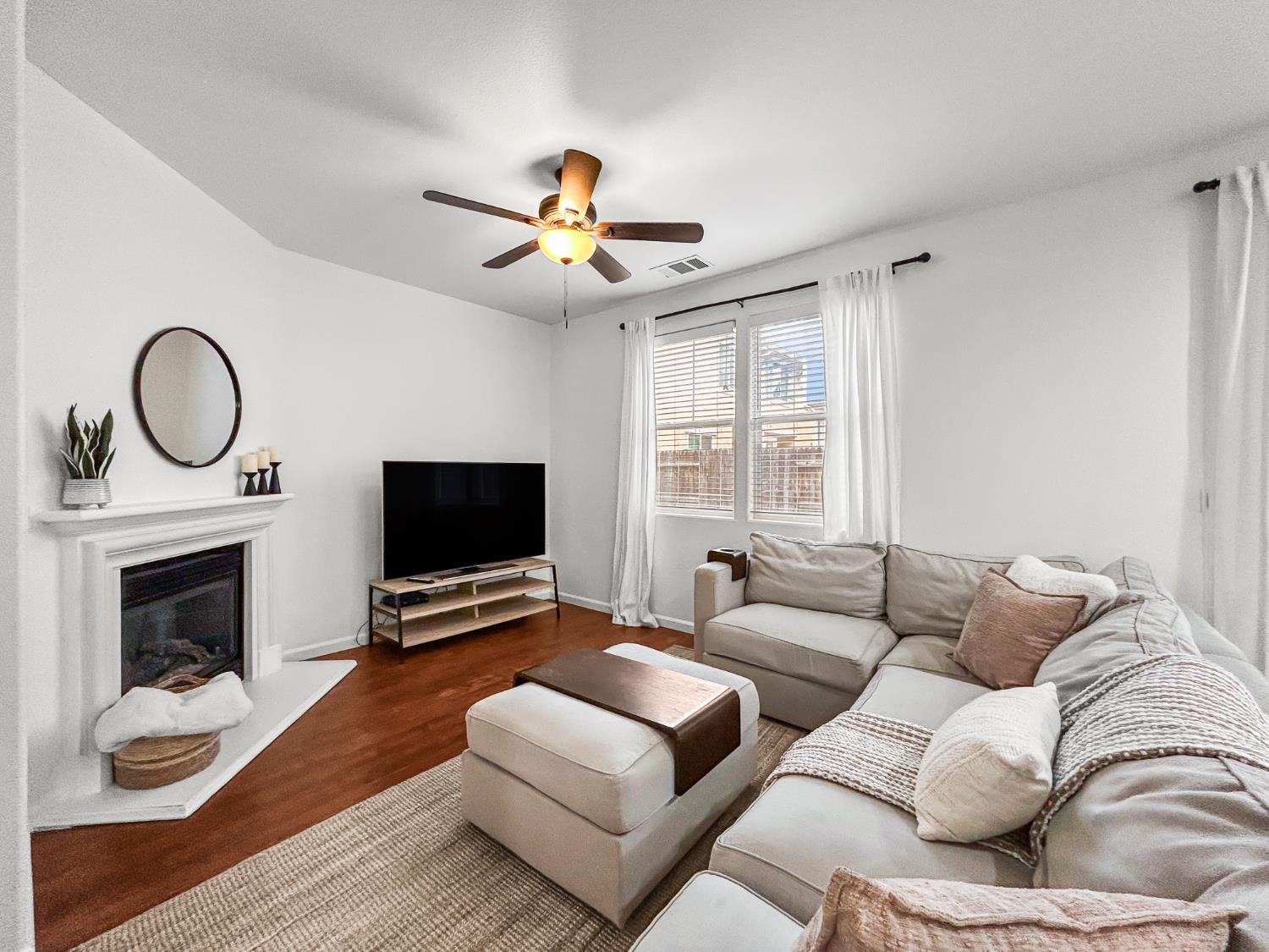 365 N Raphael Ln, Clovis, CA 93611