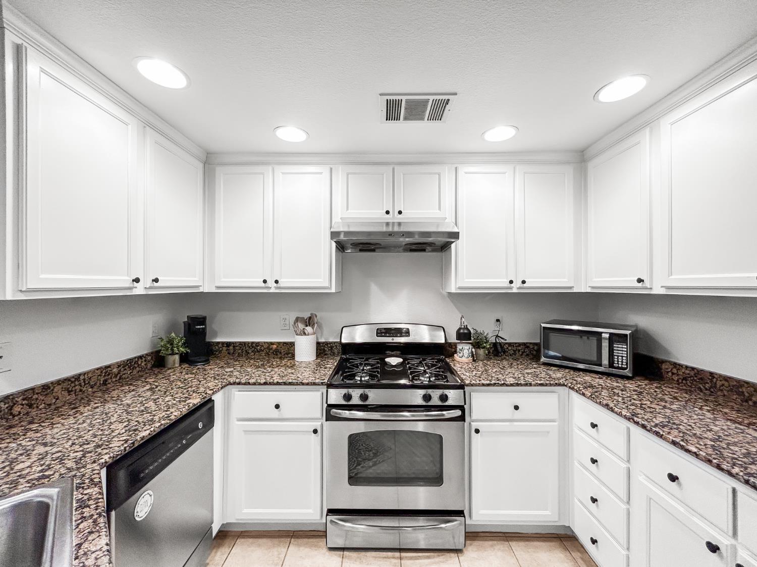 365 N Raphael Ln, Clovis, CA 93611