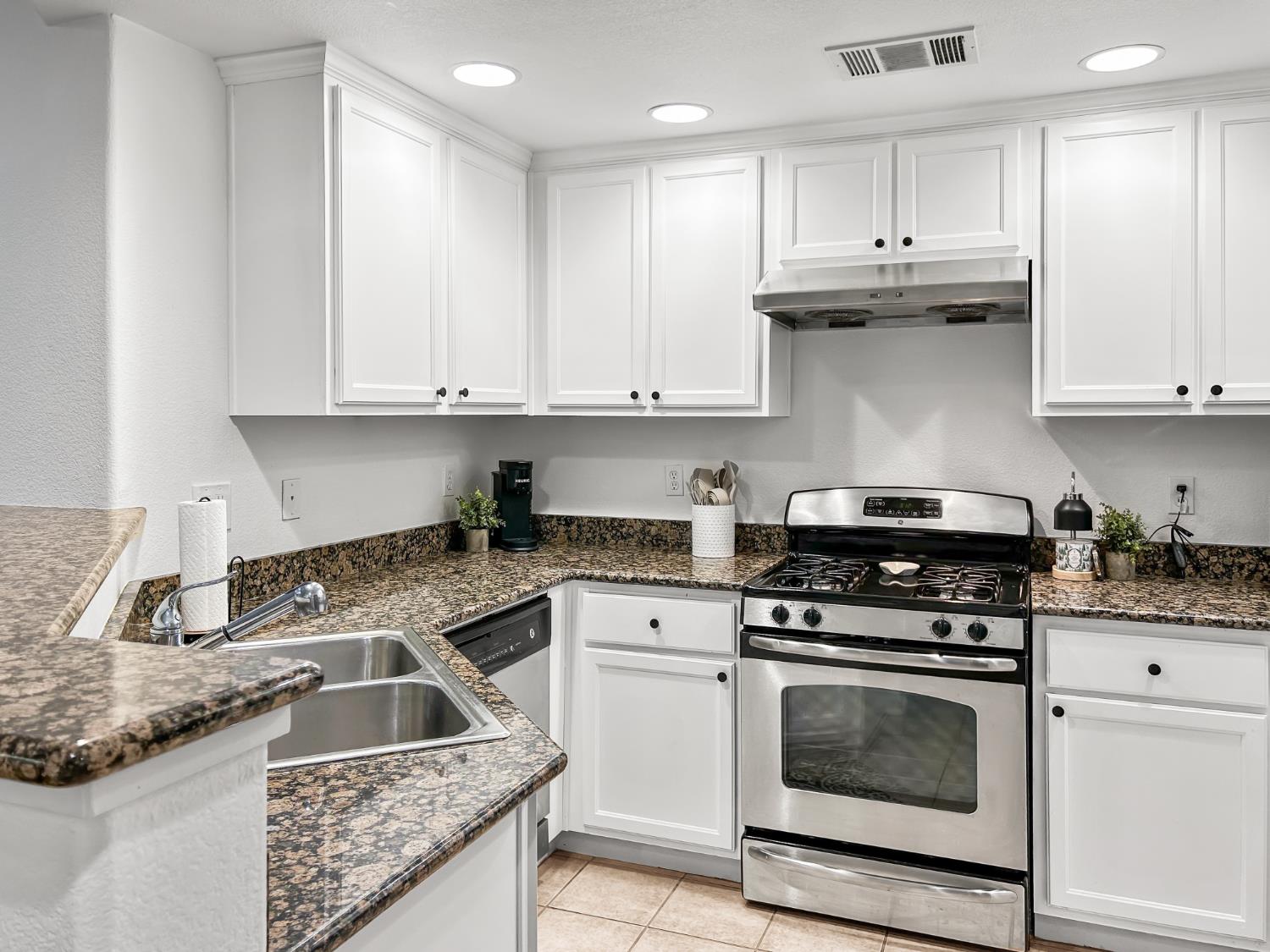 365 N Raphael Ln, Clovis, CA 93611