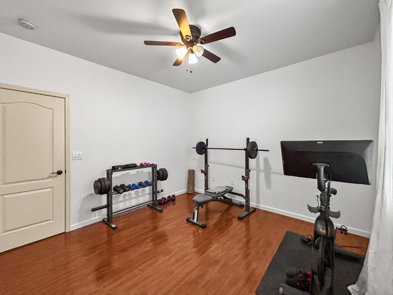 365 N Raphael Ln, Clovis, CA 93611