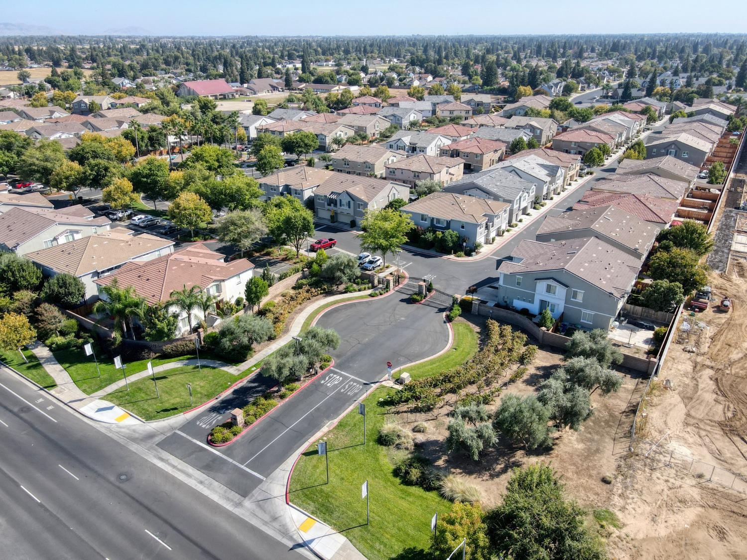 365 N Raphael Ln, Clovis, CA 93611