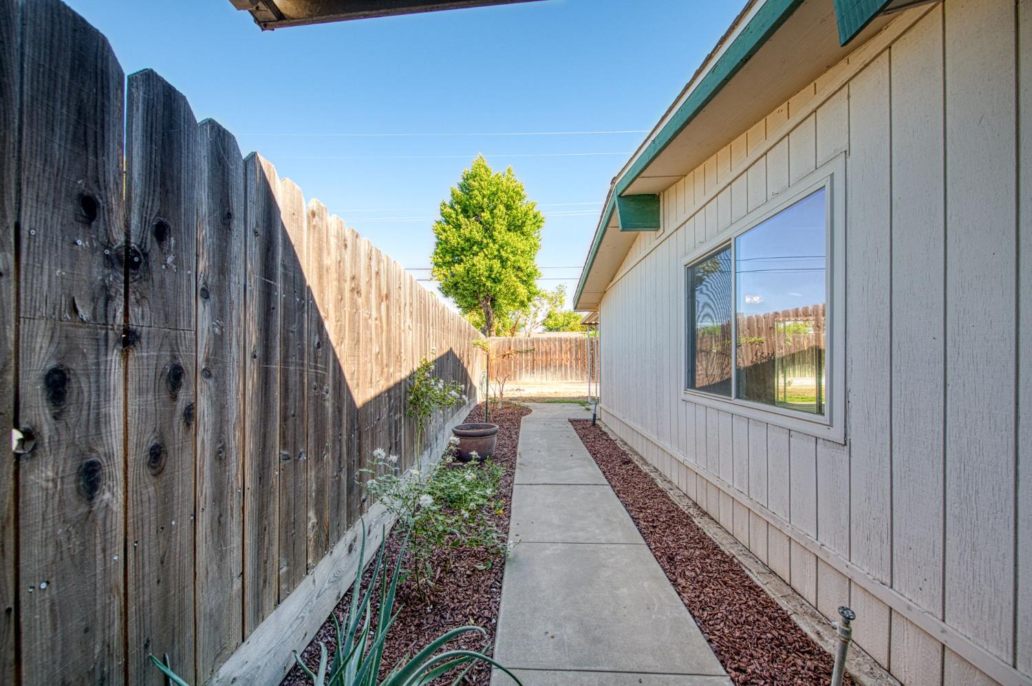 145 Rall Ave, Clovis, CA 93612