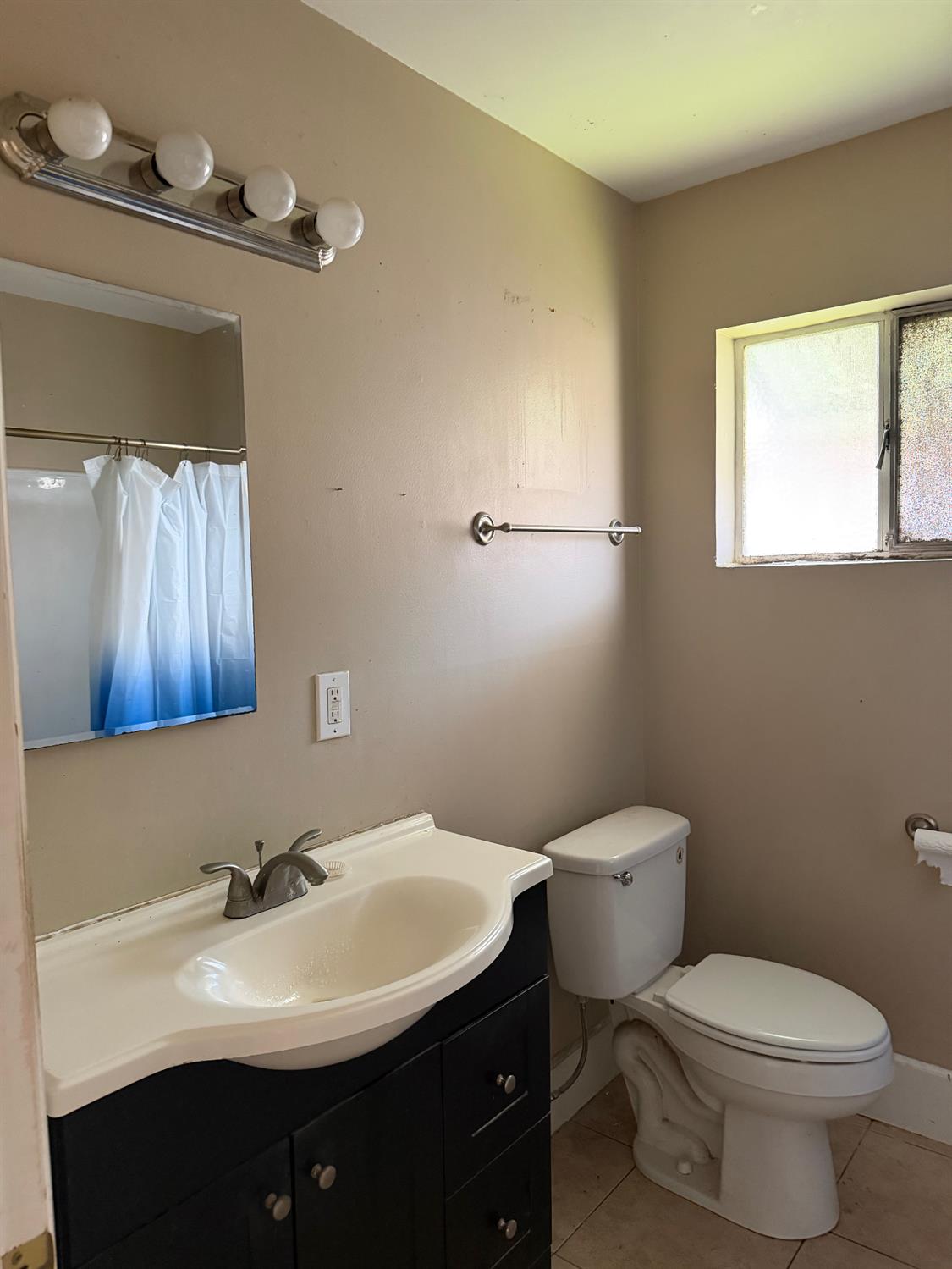 1605 W Fedora Ave, Fresno, CA 93705