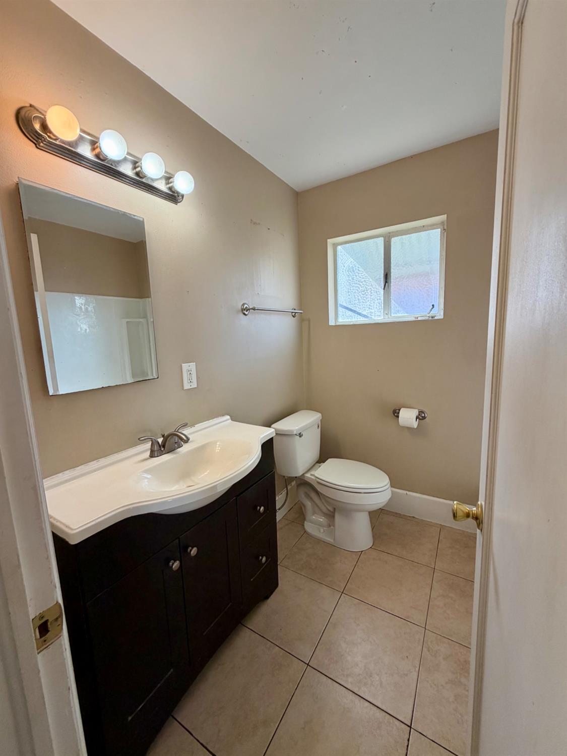 1605 W Fedora Ave, Fresno, CA 93705