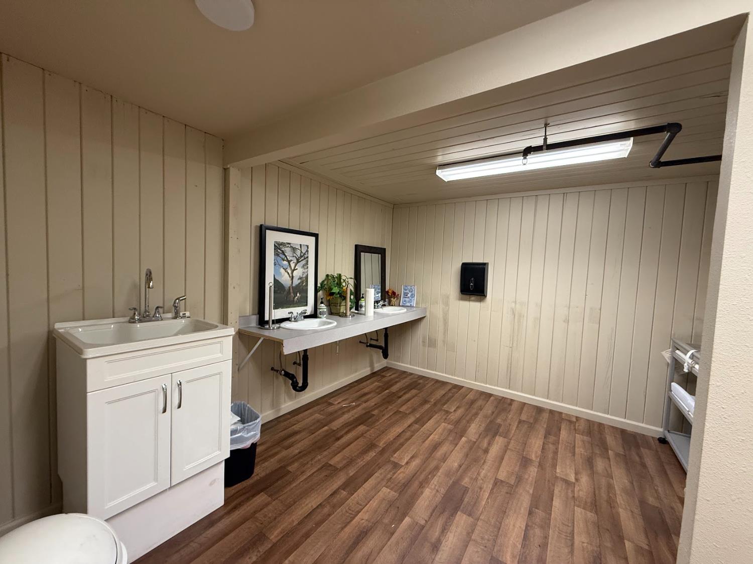 137 N L St, Dinuba, CA 93618