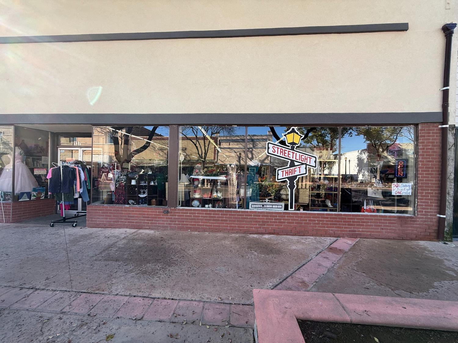 137 N L St, Dinuba, CA 93618