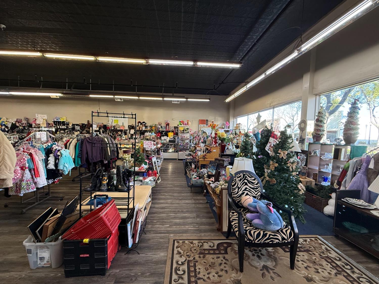 137 N L St, Dinuba, CA 93618